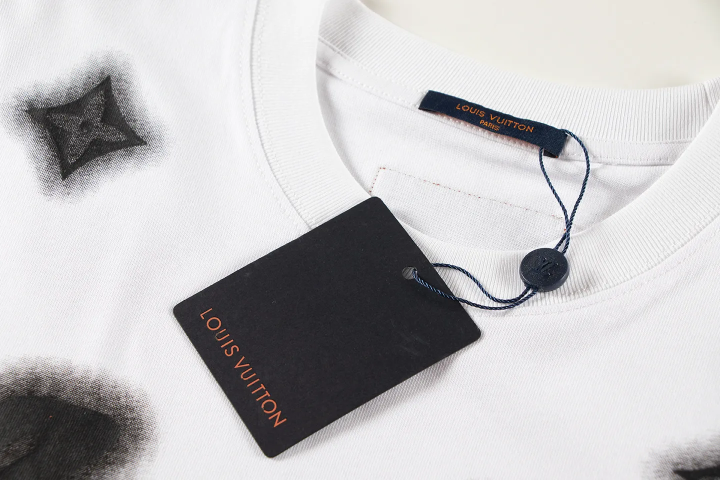🅿️146 Style: 2026 new LOUIS VUITTON short-sleeved T-shirt Material: High version 300g double yarn combed cotton Size: S～XL Color: White Style number: H1050